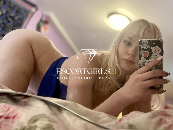 Discover Connection with High-Class Petite Escort Emily Linz